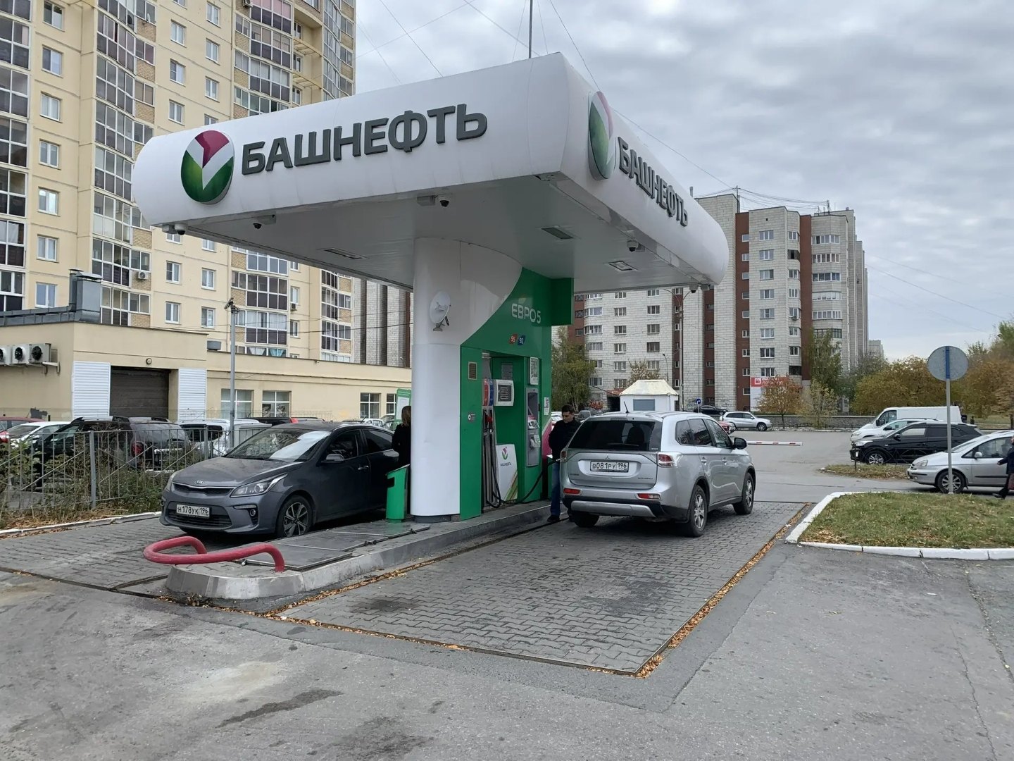 Навес и территория АЗС